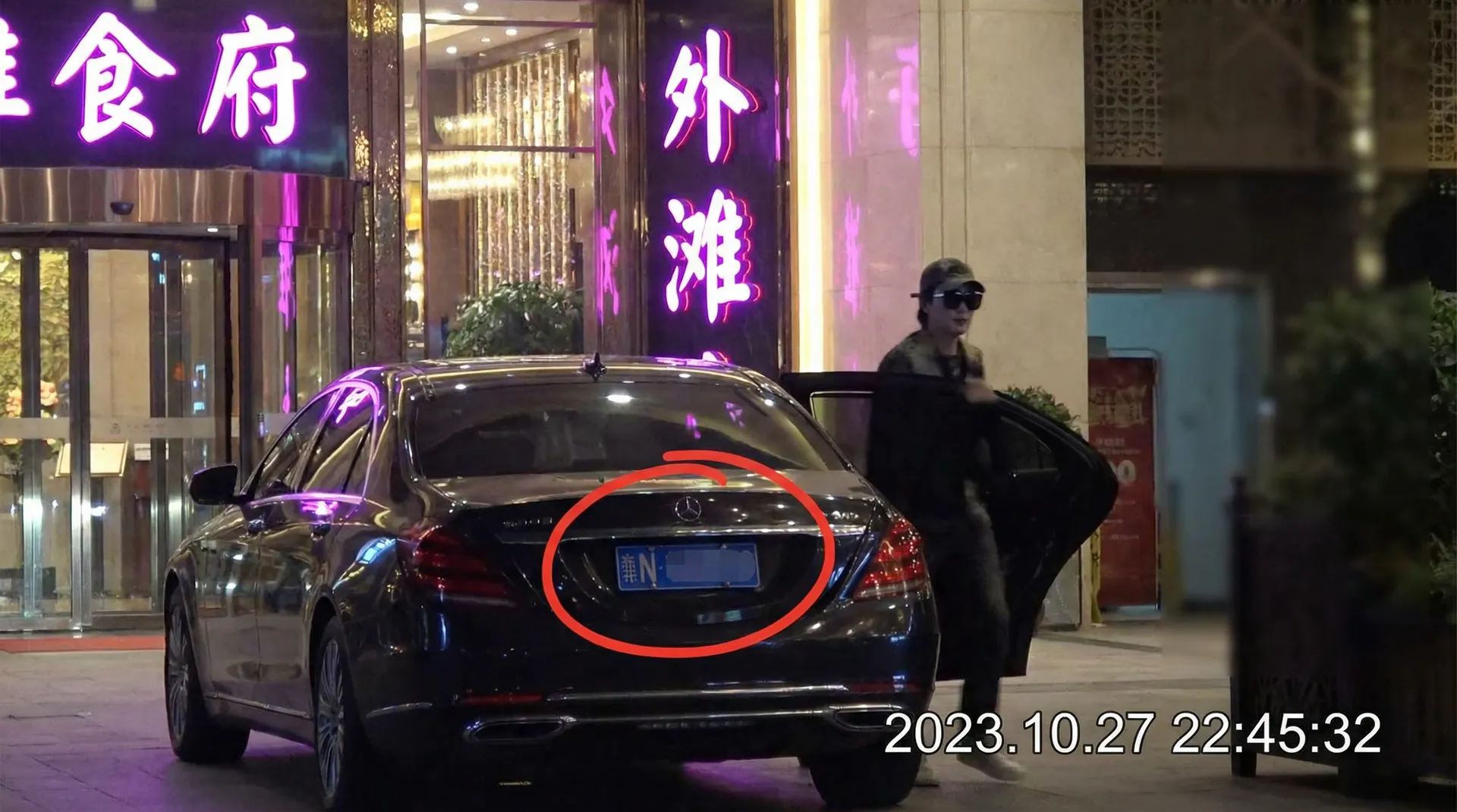 捷克街头 - 豪车餐厅外被拍
